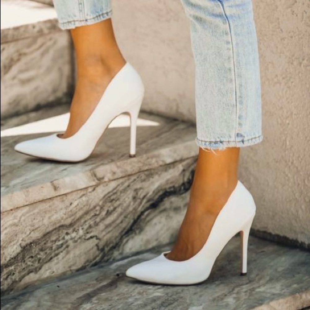 VICI Chase & Chloe White Faux Leather Pumps
